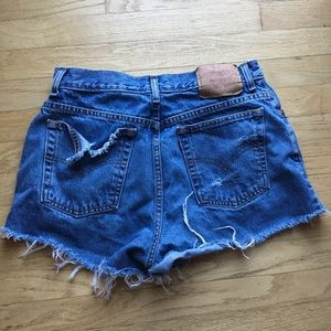 Levi booty cut jean shorts!